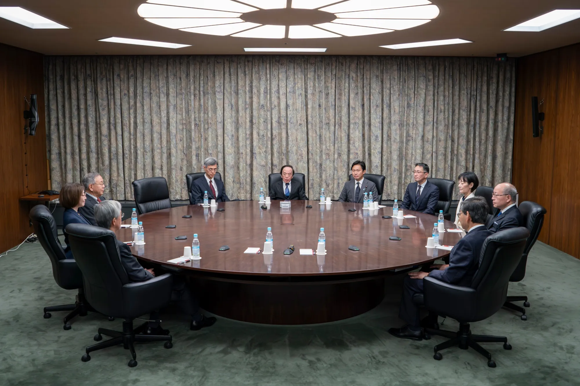 日銀金融政策決定会合に出席した植田和男総裁ら（日銀本店）