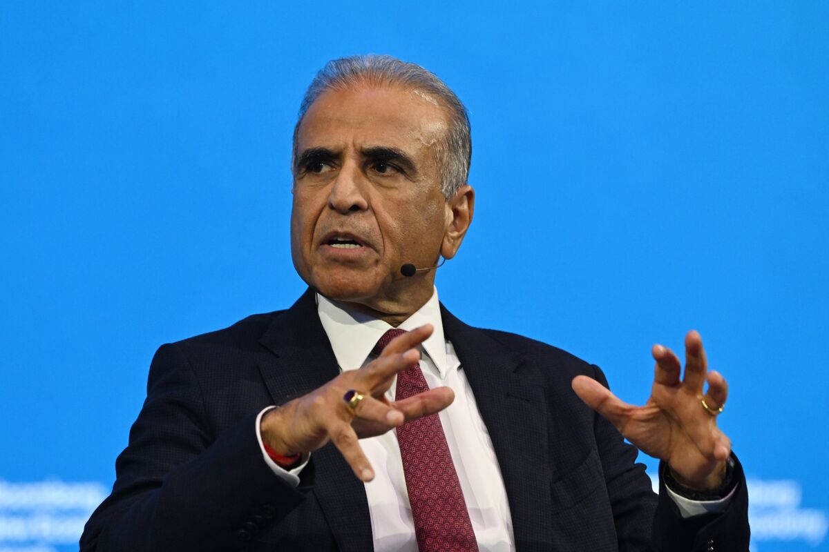 Tycoons Amplify Calls for Stronger AI Rules as Risks Mount