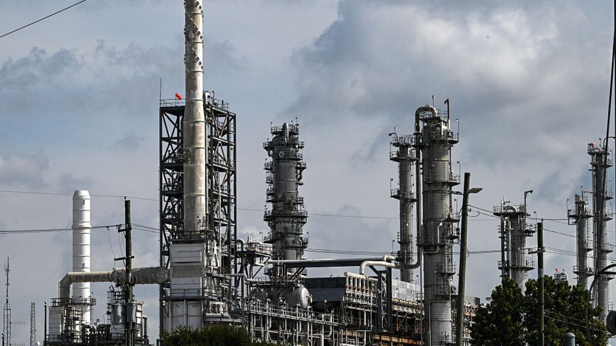 Oil Climbs as US, Iran Argue Over Terms to End War