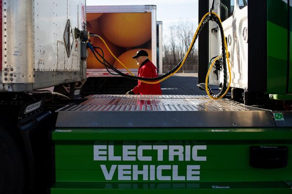 Meijer Grocery Chain Tests All-Electric Semitrucks In Cold Weather