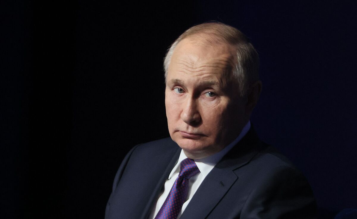 Poutine interdit de vendre du pétrole russe aux participants au plafonnement des prix