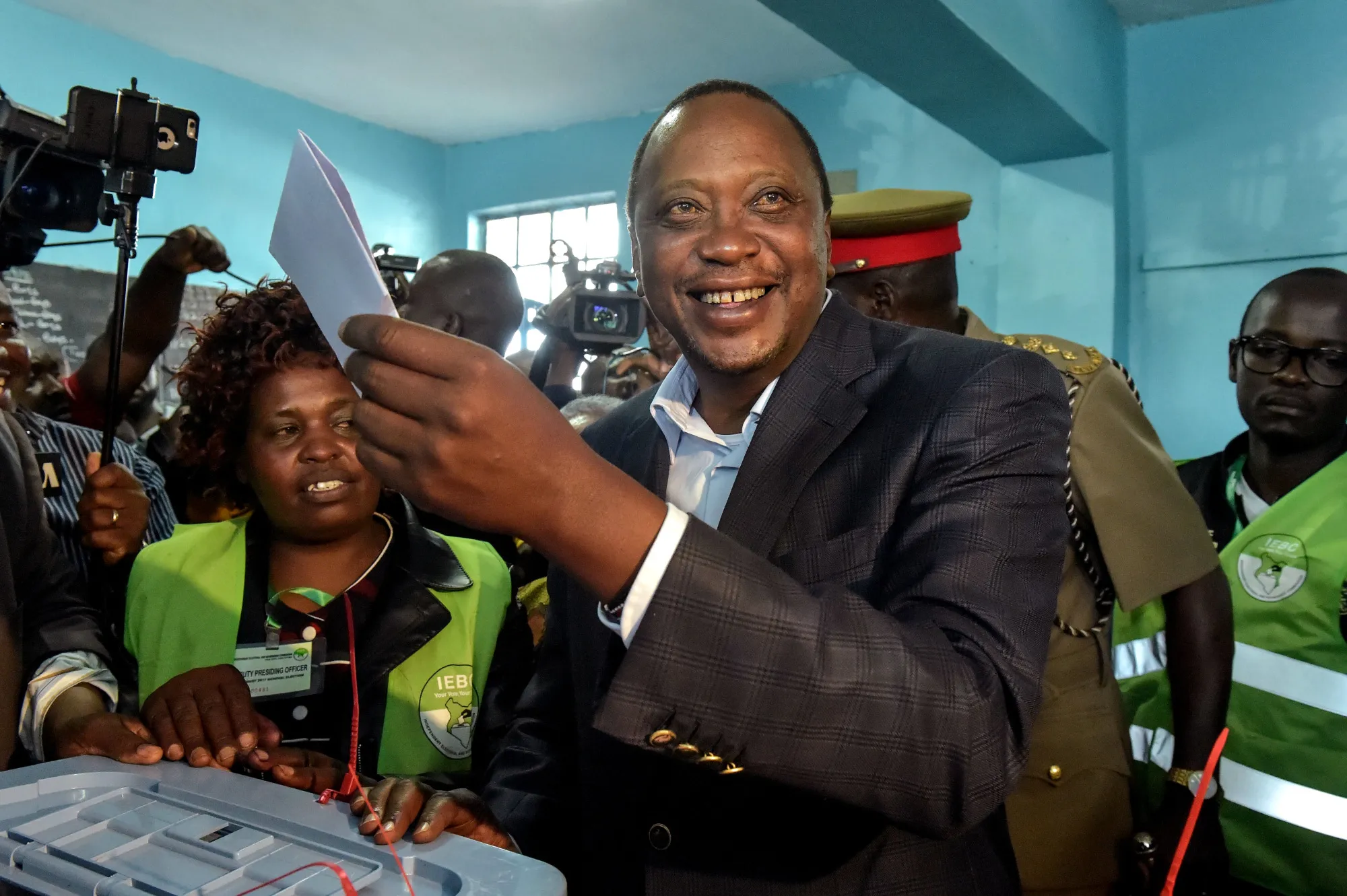 Uhuru Kenyatta casts his&nbsp;ballot paper in August 2017.