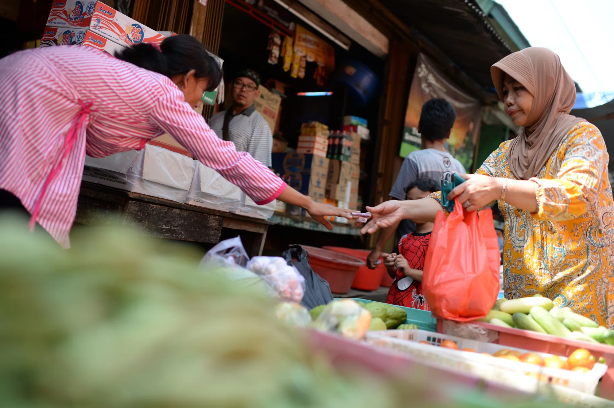 Shoppers And Infrastructures As Indonesia's GDP Growth Slows In Setback To Jokowi Reforms 