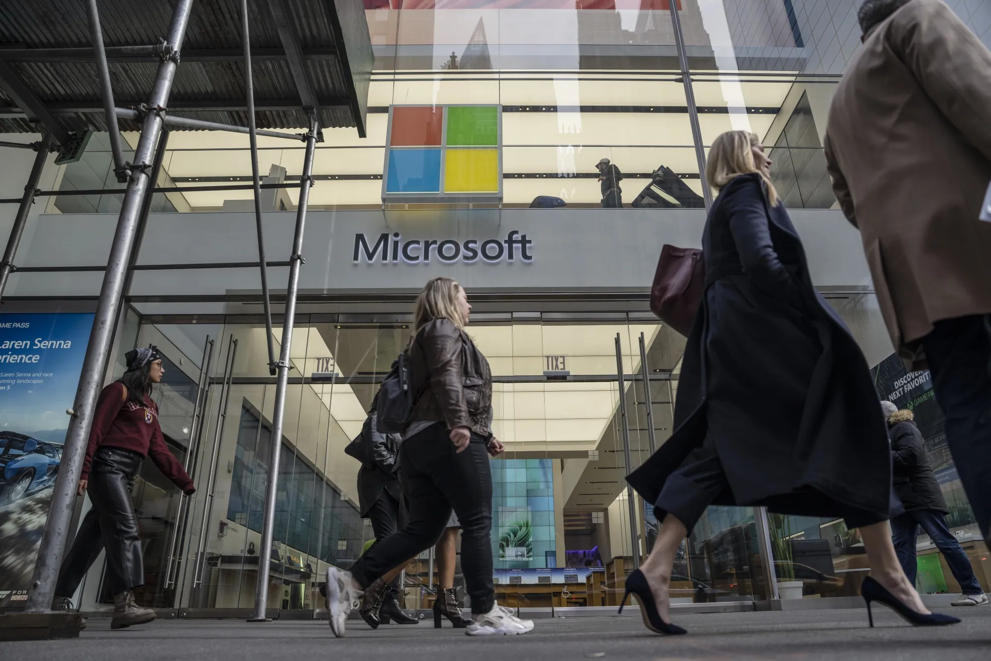 Microsoft Corp.&nbsp;advanced 12% and is flirting with its best week in nearly eight years.