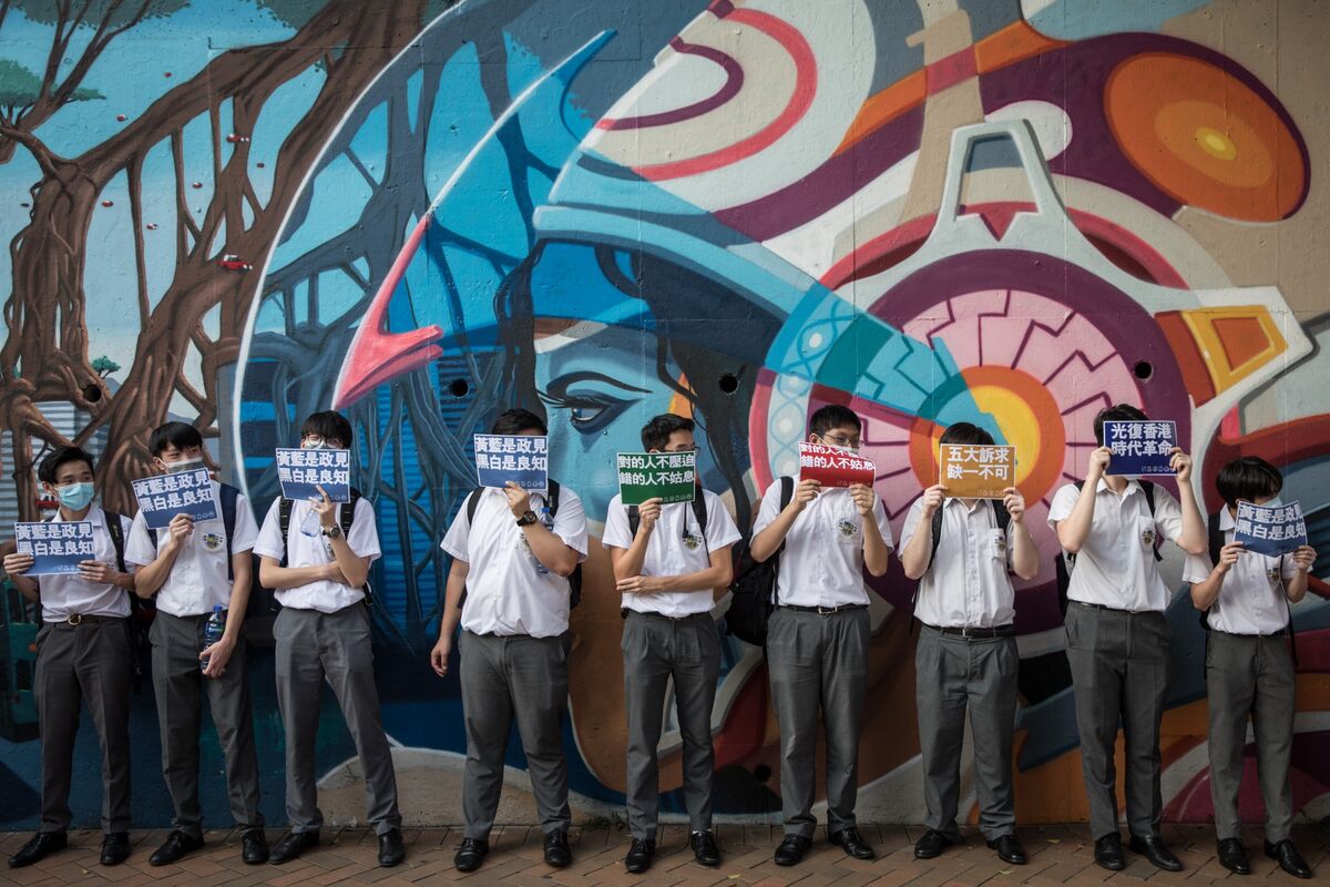 Hong Kong's Lam Says It's Up to Government to Deal With Unrest