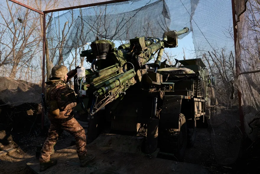 Servicemen&nbsp;operate a&nbsp;self-propelled howitzers on the frontline near Pokrovsk, Ukraine, on Feb. 9.&nbsp;