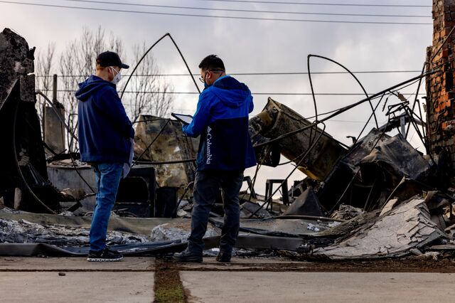 A resident whose house was destroyed speaks with a FEMA worker after the Eaton Fire in Pasadena, California. 