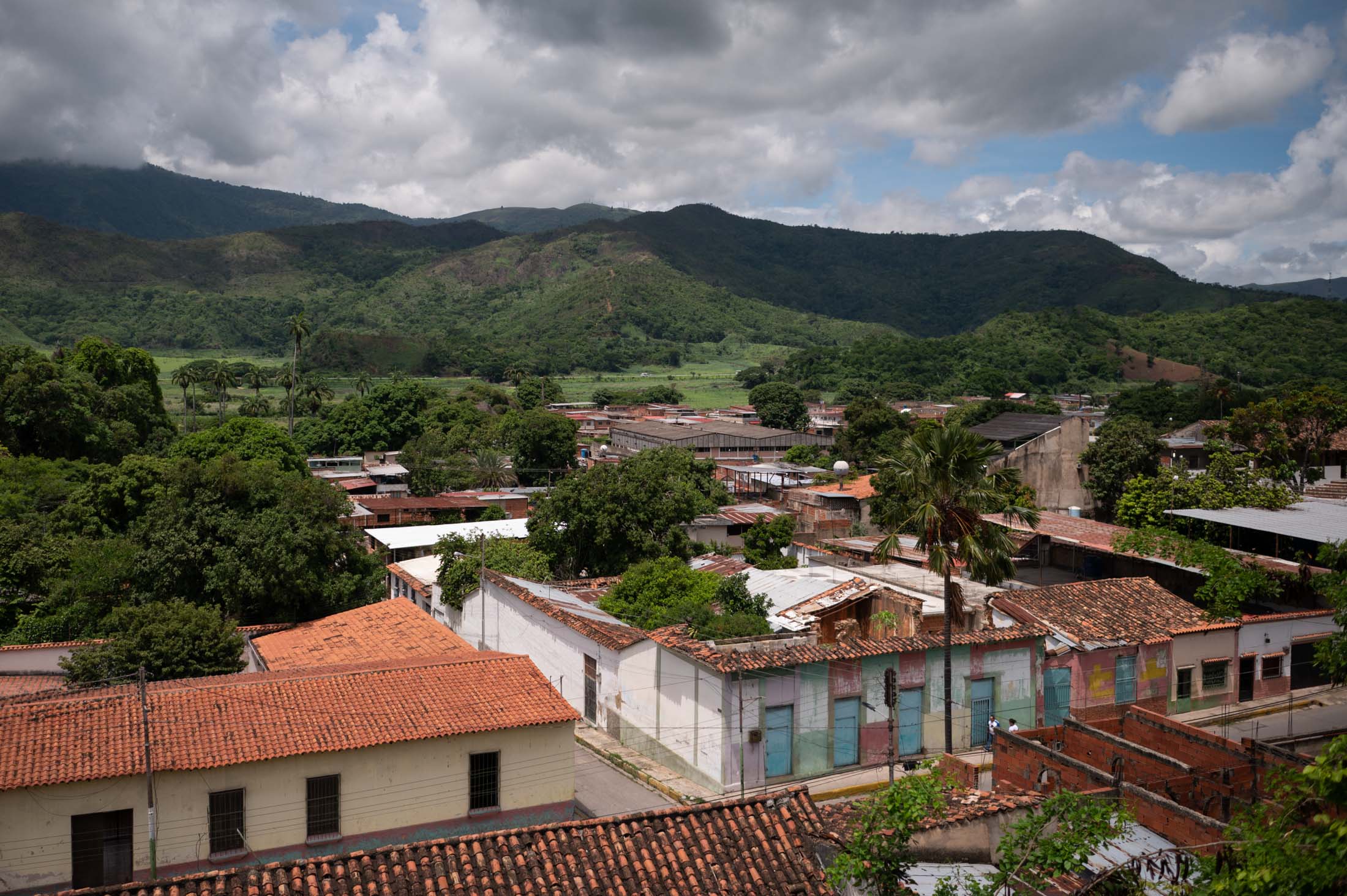 A view of the distillery from the Casas Blancas neighborhood in El Consejo 