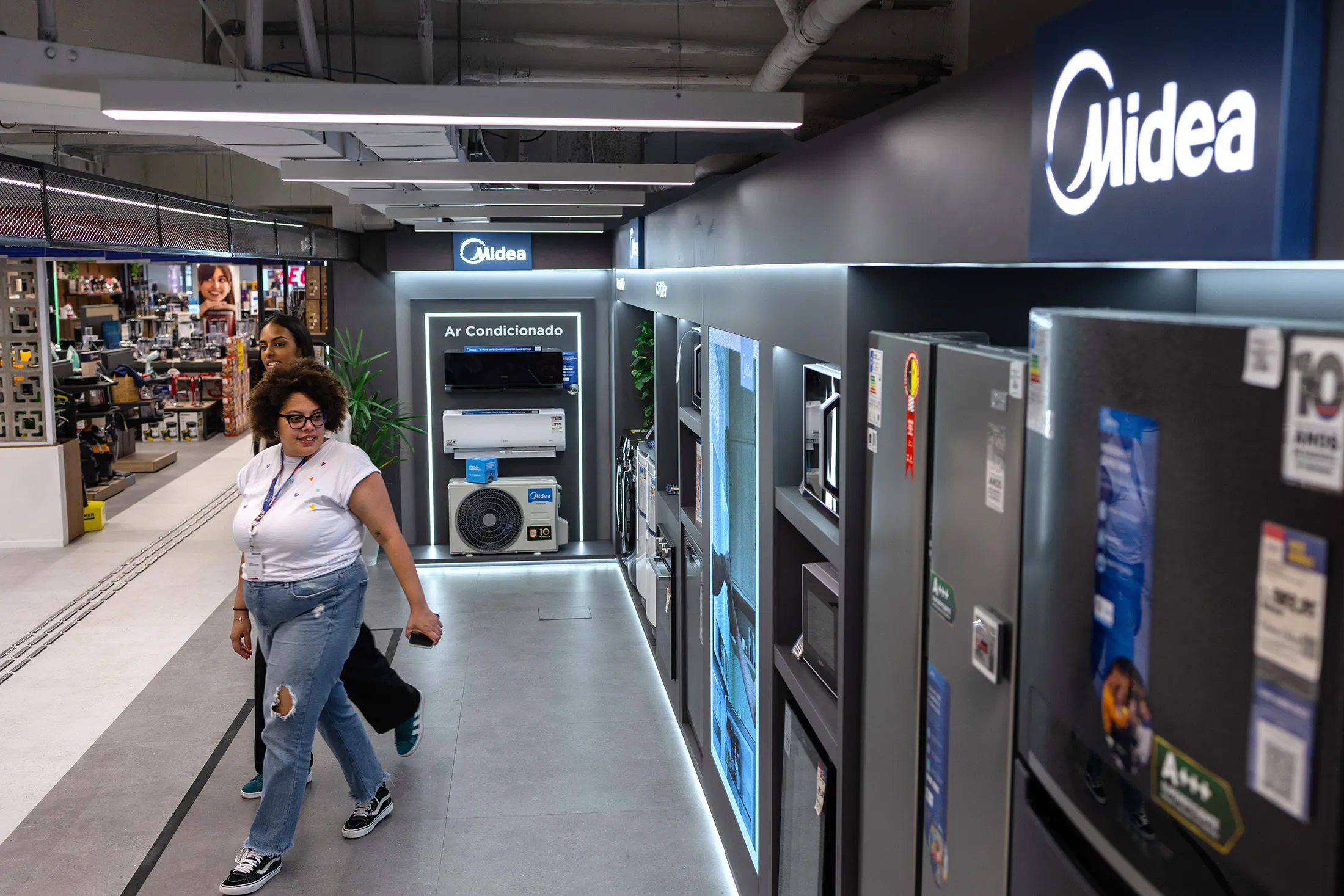 Electrodomésticos Midea a la venta en la megatienda Casas Bahia en São Paulo.
