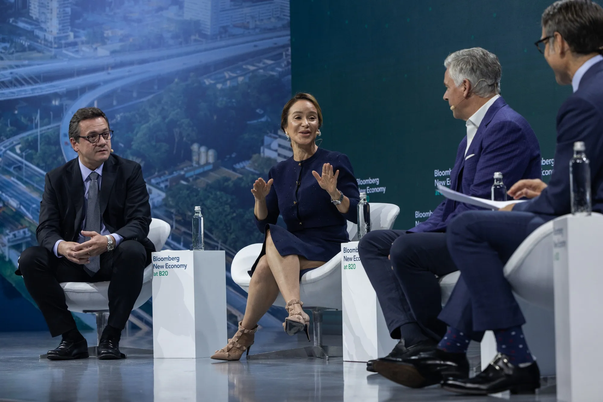 Wesley Batista, da JBS, à esquerda, Ana Cabral, da Sigma Lithium Resources, e Jon M. Huntsman Jr., da Mastercard durante evento Bloomberg New Economy at B20 em São Paulo, na quarta-feira,  23 de outubro de 2024. 
