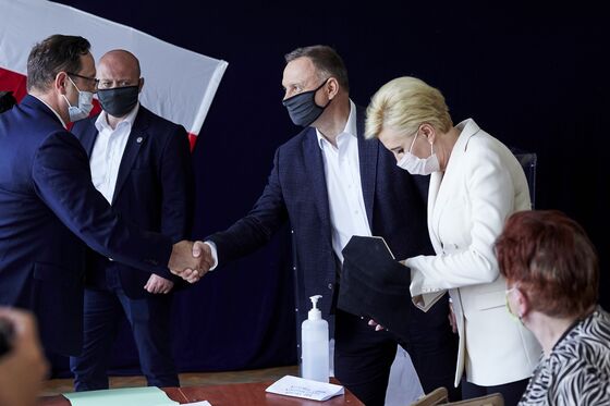 Nationalist Drift Tested in Poland as President Faces Runoff