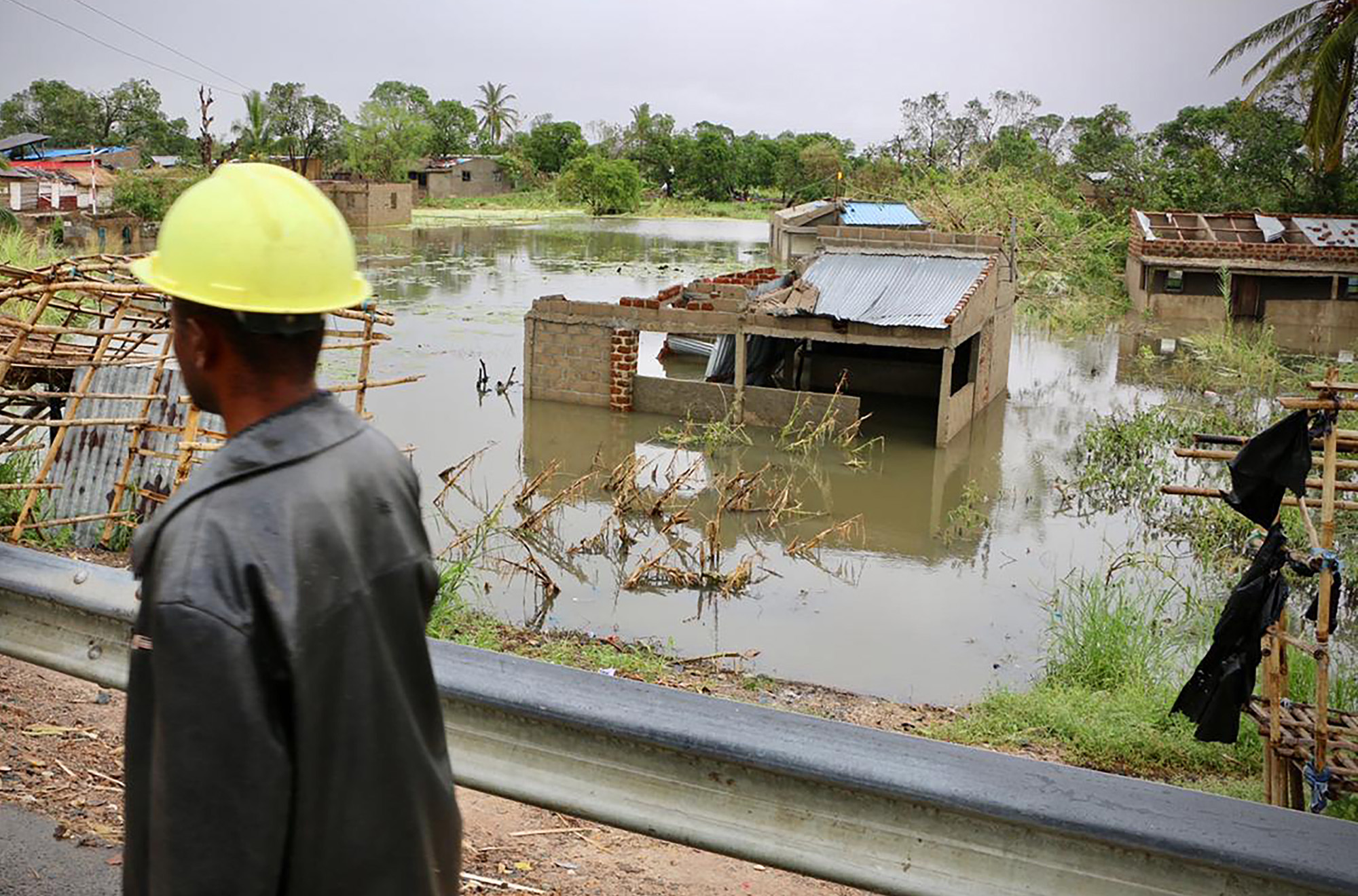 Mozambicans Rescued From Trees as Deadly Floodwaters Rise Bloomberg