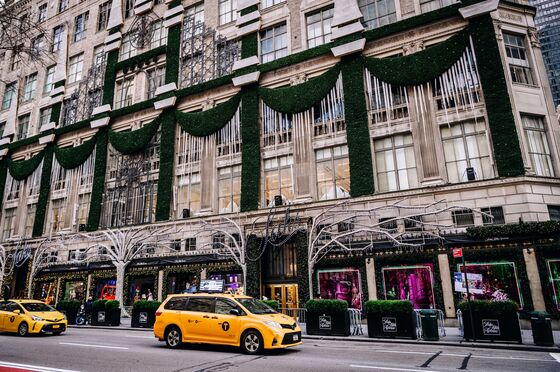 Manhattan’s Quiet Christmas Signals Mounting Pain for Retail