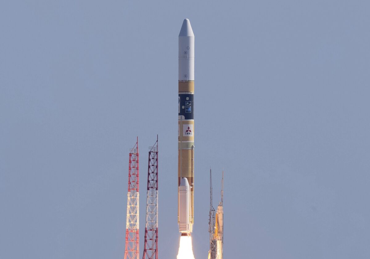 Japanese Rocket Takes Off for Moon After Troublesome Year