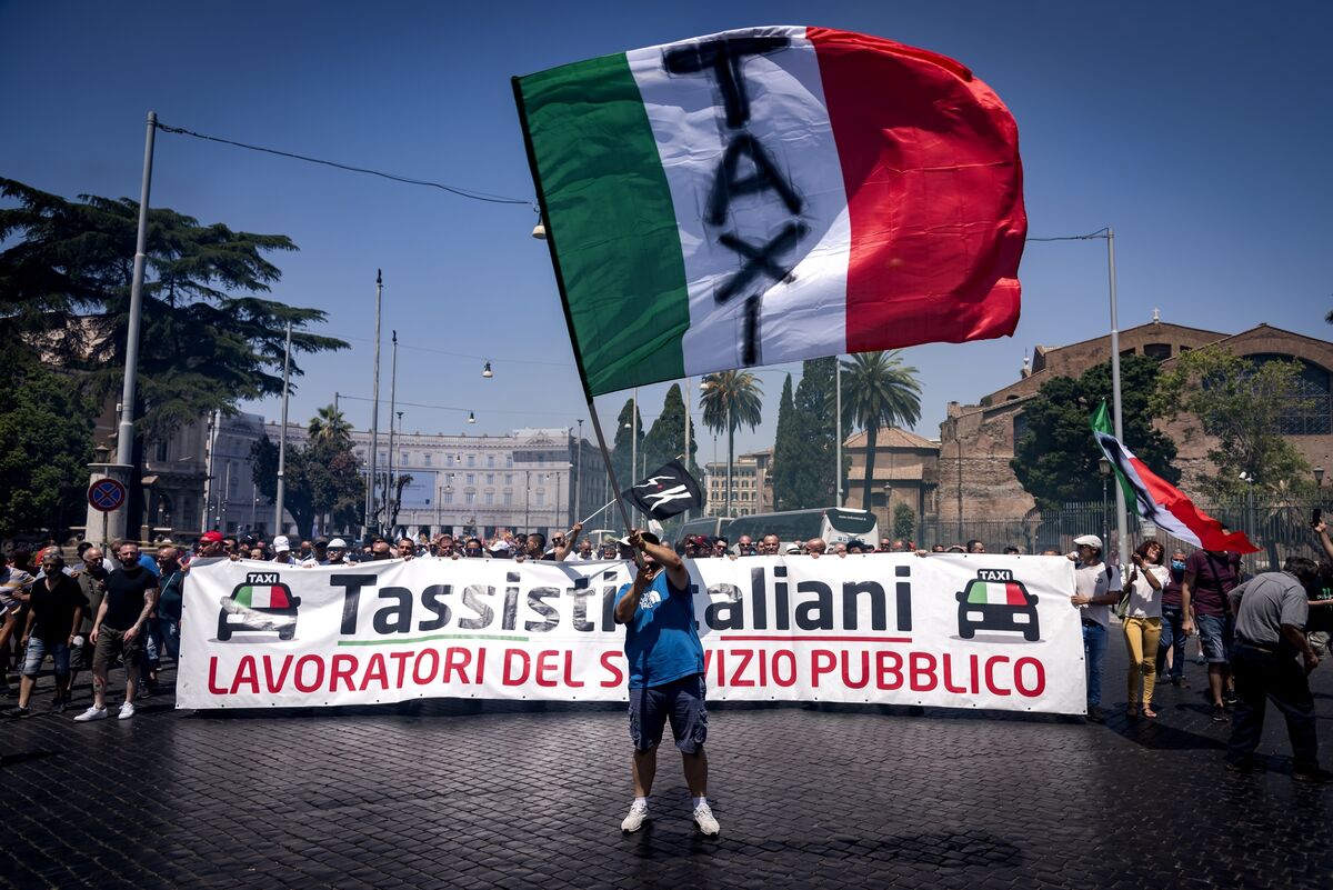 A Taxi Driver's Daily Posts on Income is Vexing Italy's Most Vocal Lobby