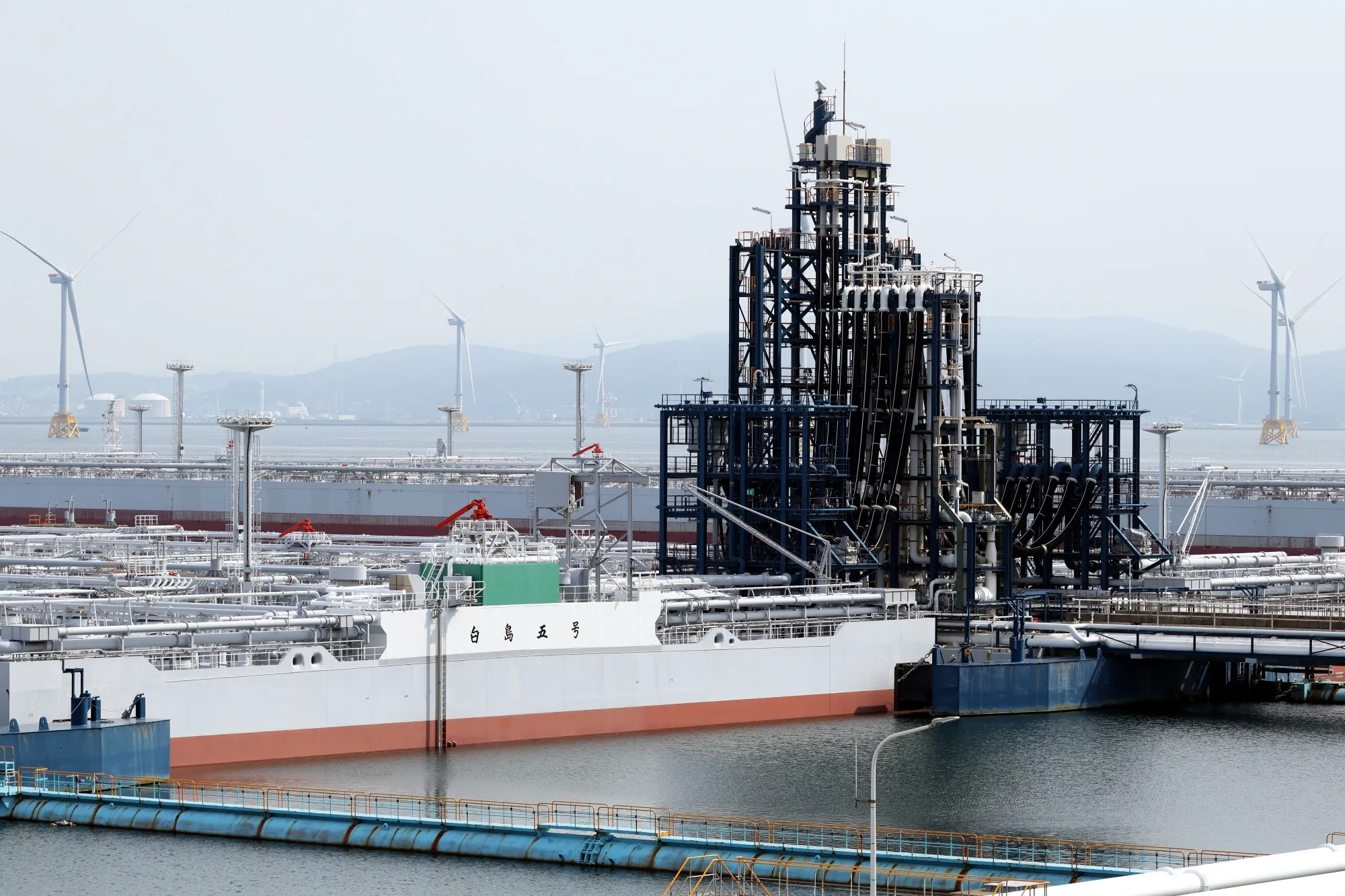 北九州市の白島国立石油備蓄基地に浮かぶ石油貯蔵船