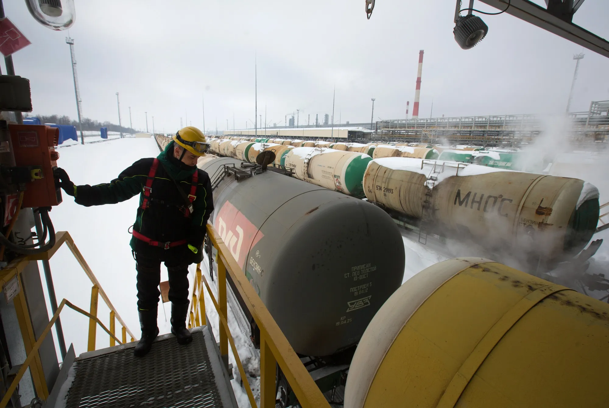 The loading of rail transport wagons at the Taneco Oil Refining and Petrochemical complex.