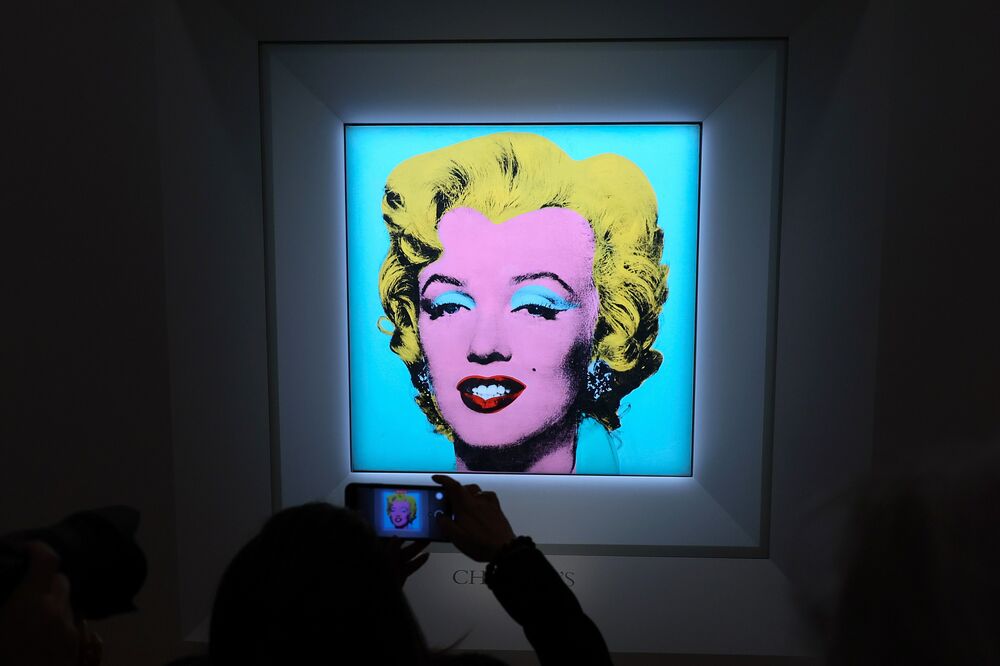 ウォーホル「マリリン」が250億円で落札、米アーティストで最高