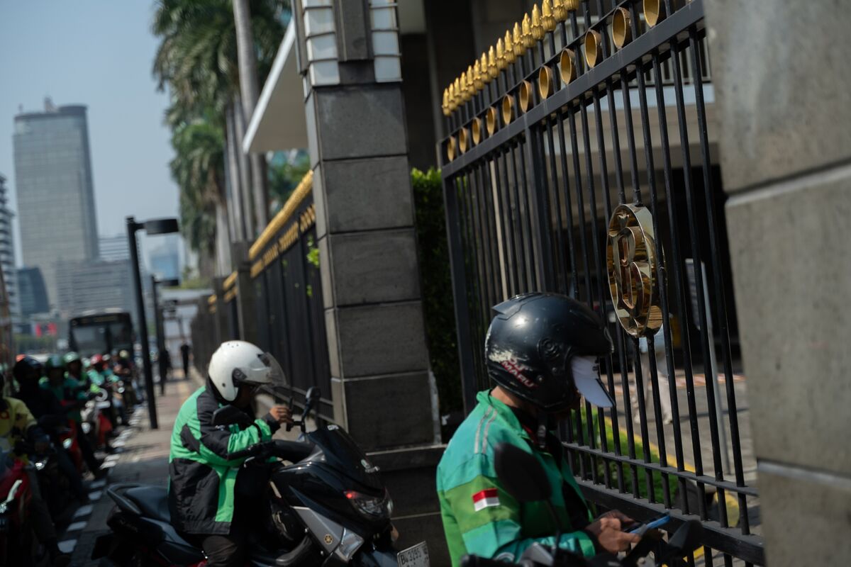 Siklus pelonggaran kebijakan di Indonesia mungkin akan berlanjut pada bulan November, kata para ekonom