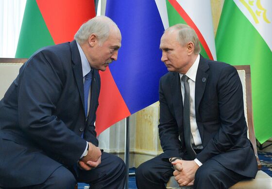 As Putin’s Embrace Tightens, Belarus Strongman Reaches Out to EU