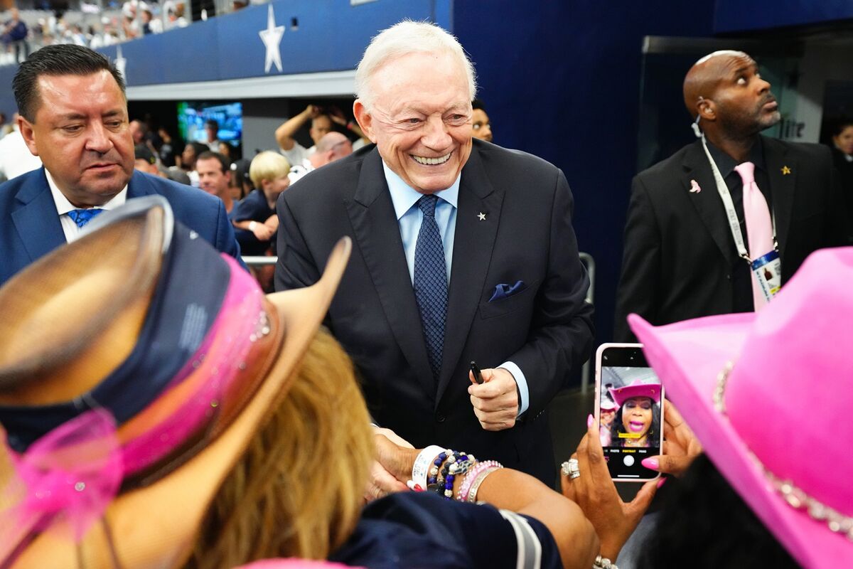 bloomberg.com - Julie Fine - Jerry Jones' Cowboys Overhaul Shares the Headlines With News of His Gas Deal