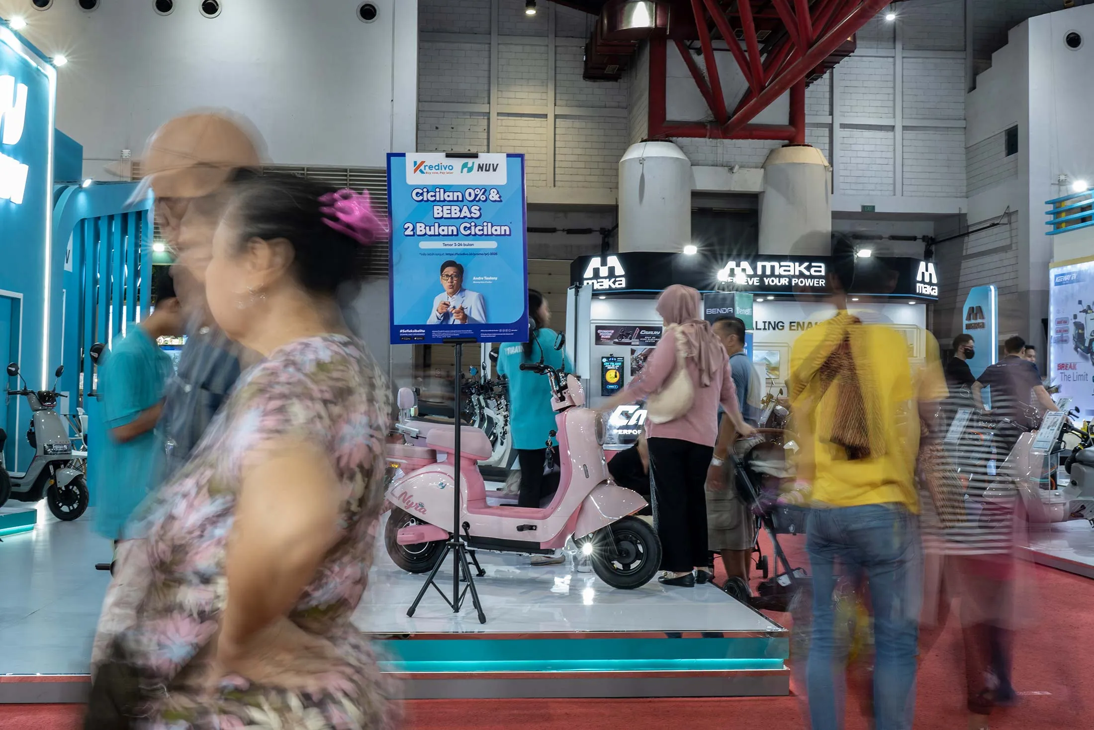 A Kredivo ad in a Jakarta shopping center.