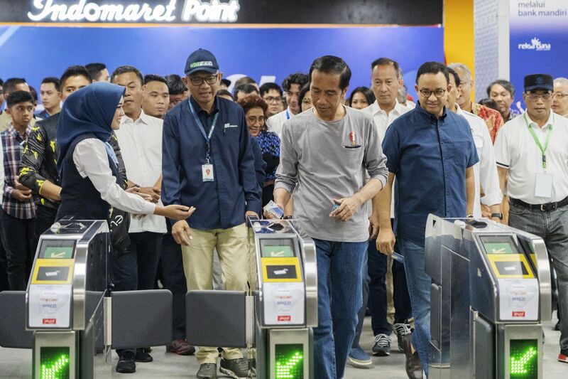 Joko Widodo at the Jakarta Mass Rapid Transit (MRT) Istora-Mandiri Station on March 24. Image: Rony Zakaria/Bloomberg