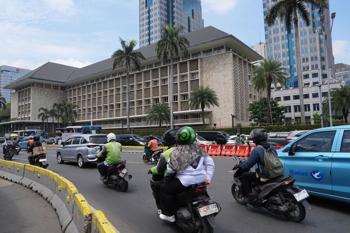 Indonesia Assets Slide as Moody’s Outlook Cut Hurts Sentiment.