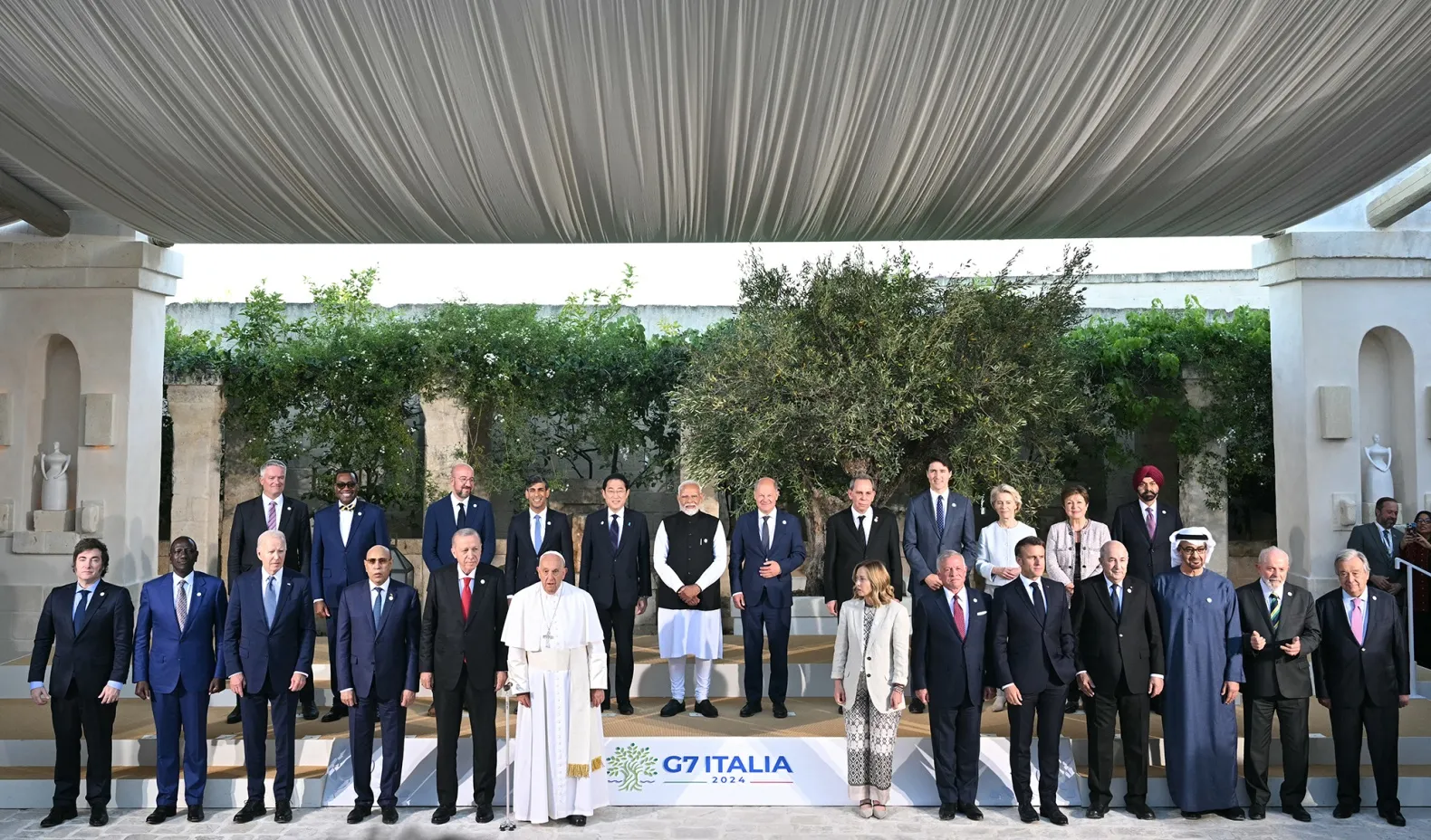 El papa Francisco posa para una foto con los líderes del G7.