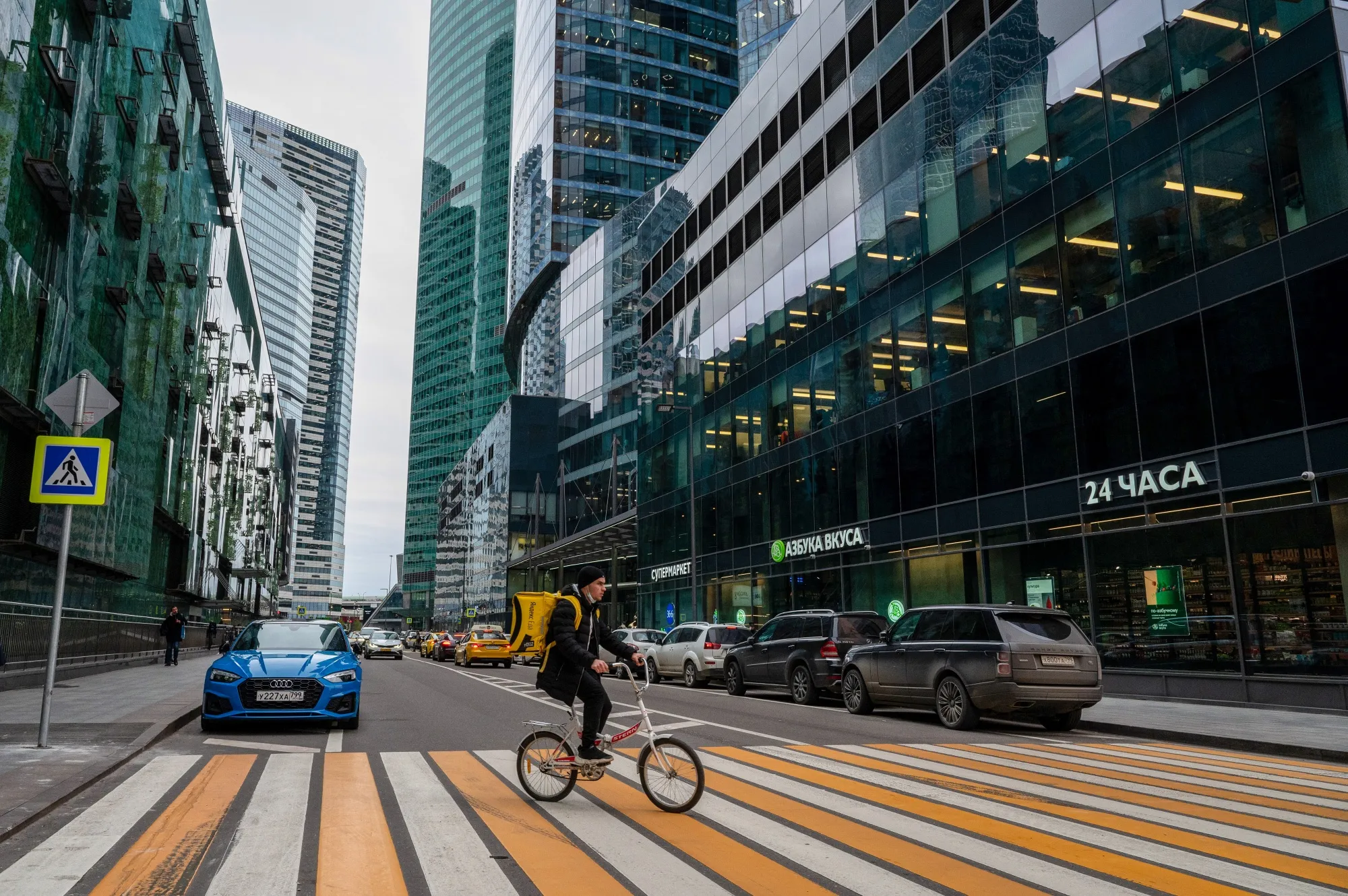 A Yandex cycle courier rides in&nbsp;Moscow City in 2021.