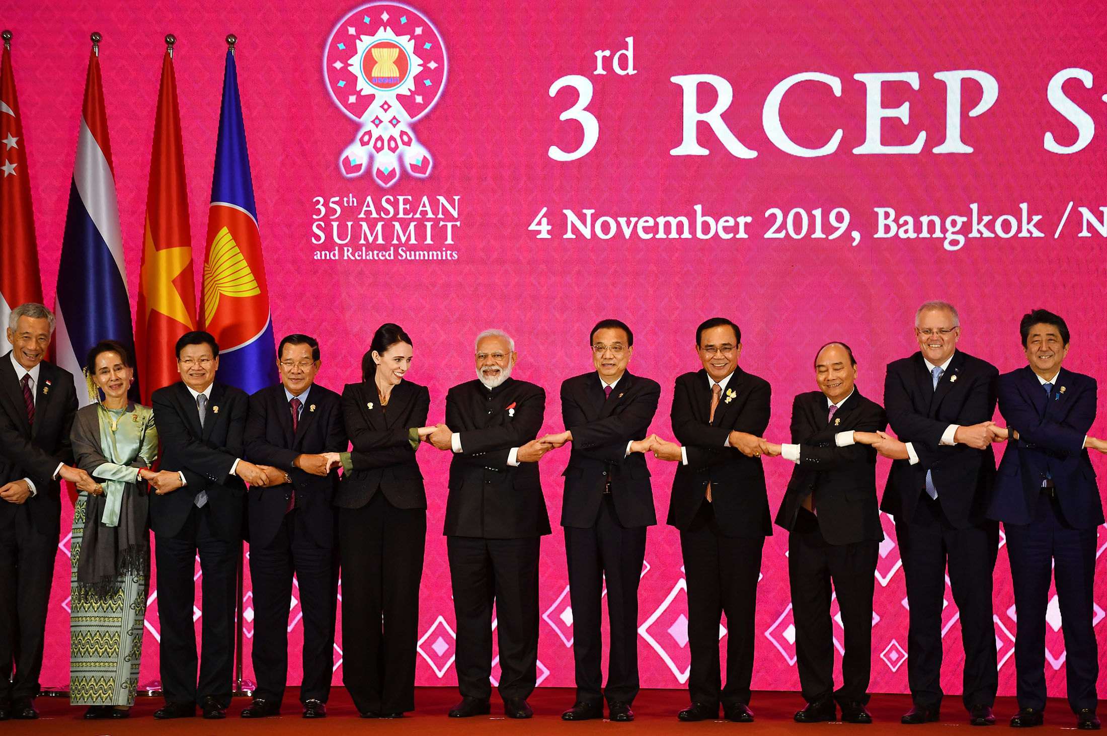 A group photo during the 3rd Regional Comprehensive Economic Partnership (RCEP) Summit in Bangkok on Nov. 4.