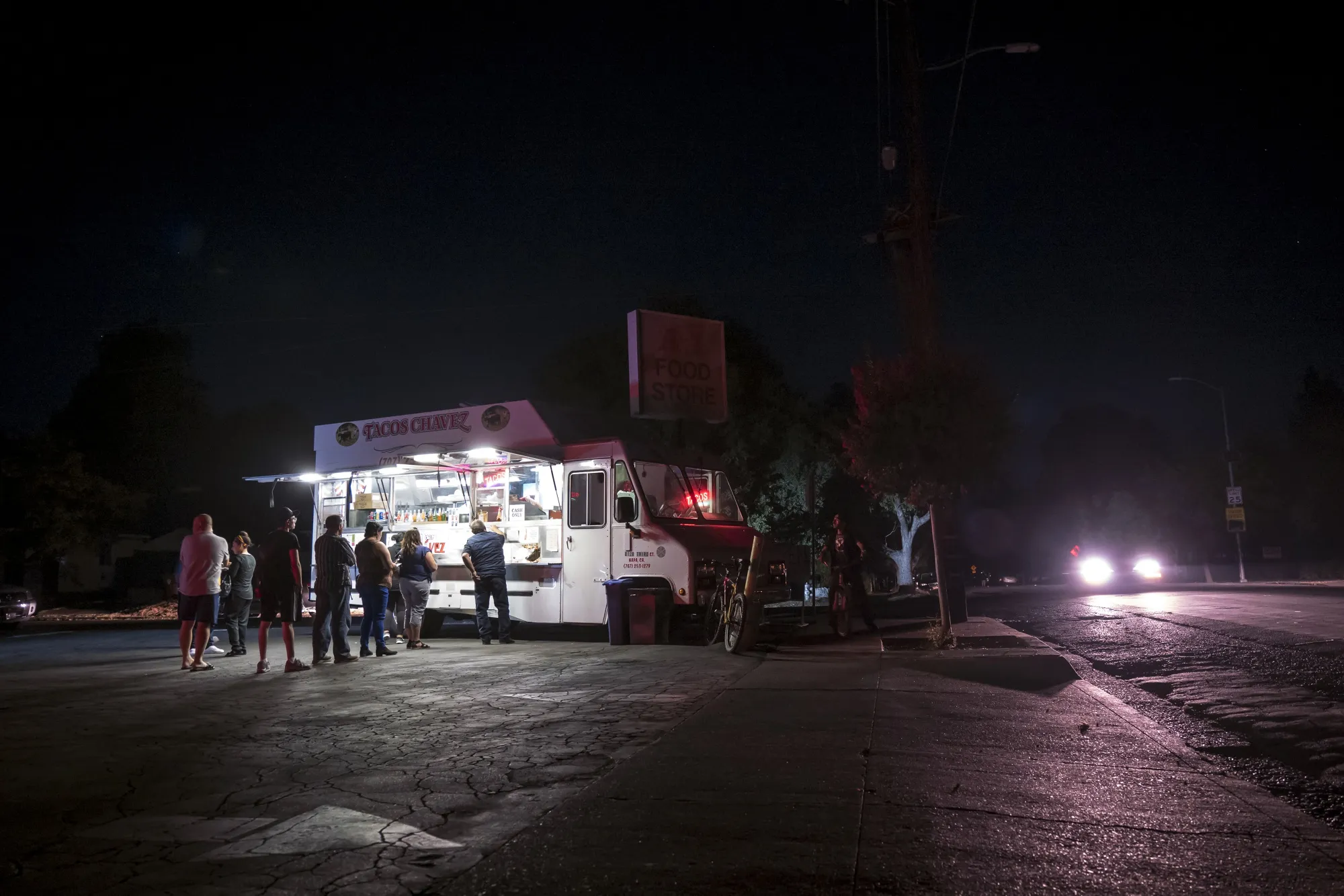 Customers wait in line to order food at a food truck parked&nbsp;during a blackout in Napa on Oct. 9.