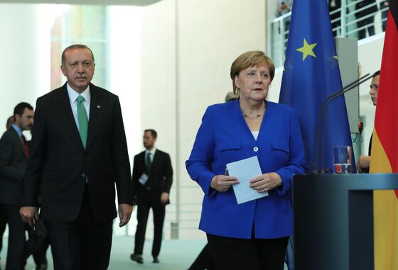 Merkel Reopens to Erdogan as Trump Squeezes Turkey's Economy