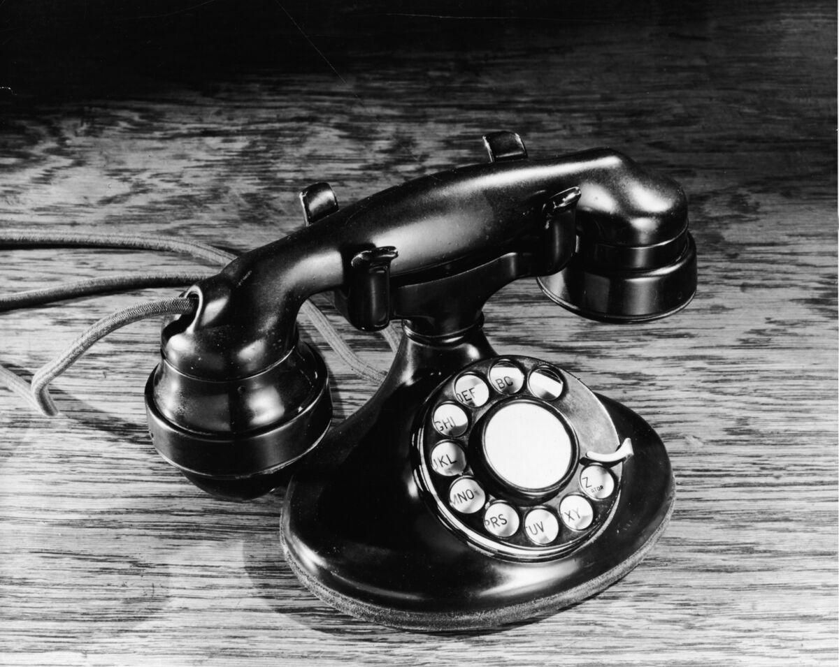 Музыка домашние телефоны. Черный телефон. Старый телефонный аппарат. Старинный телефон. Домашний телефон дисковый.