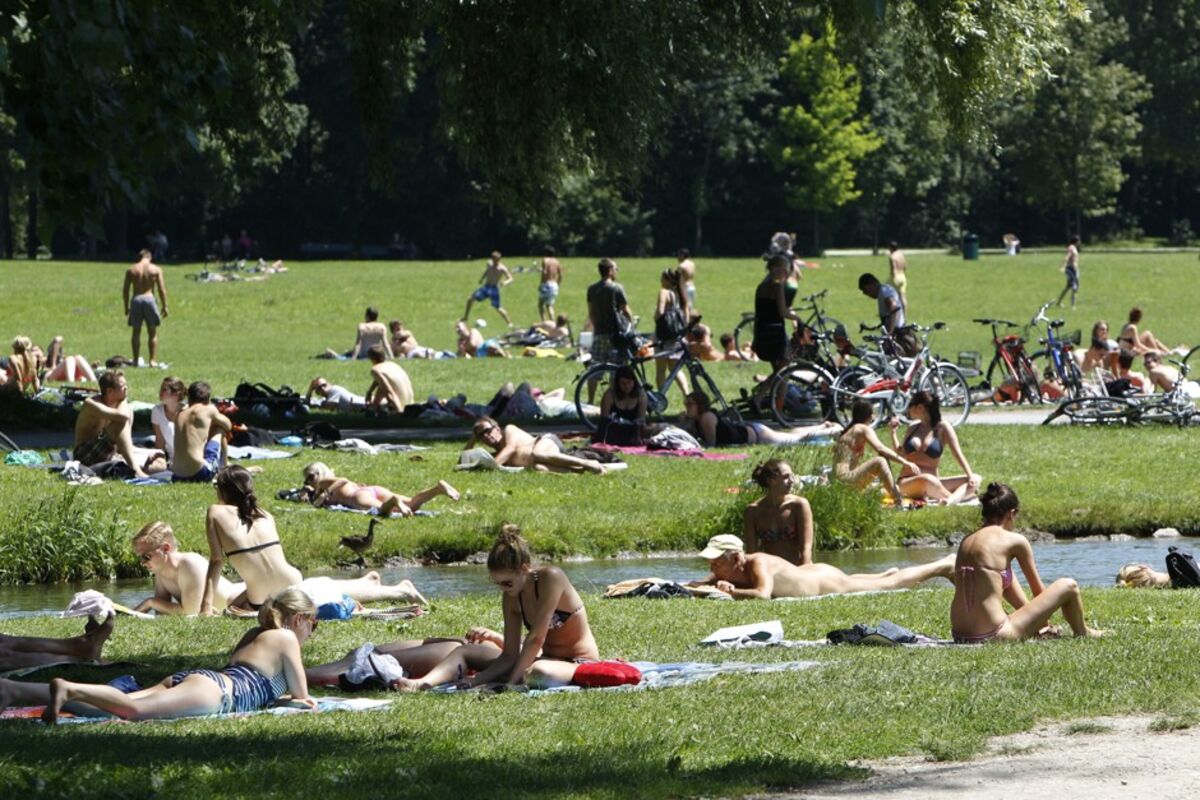 Nudist Enjoy - Why Munich Went Ahead and Set Up 6 Official 'Urban Naked Zones' - Bloomberg