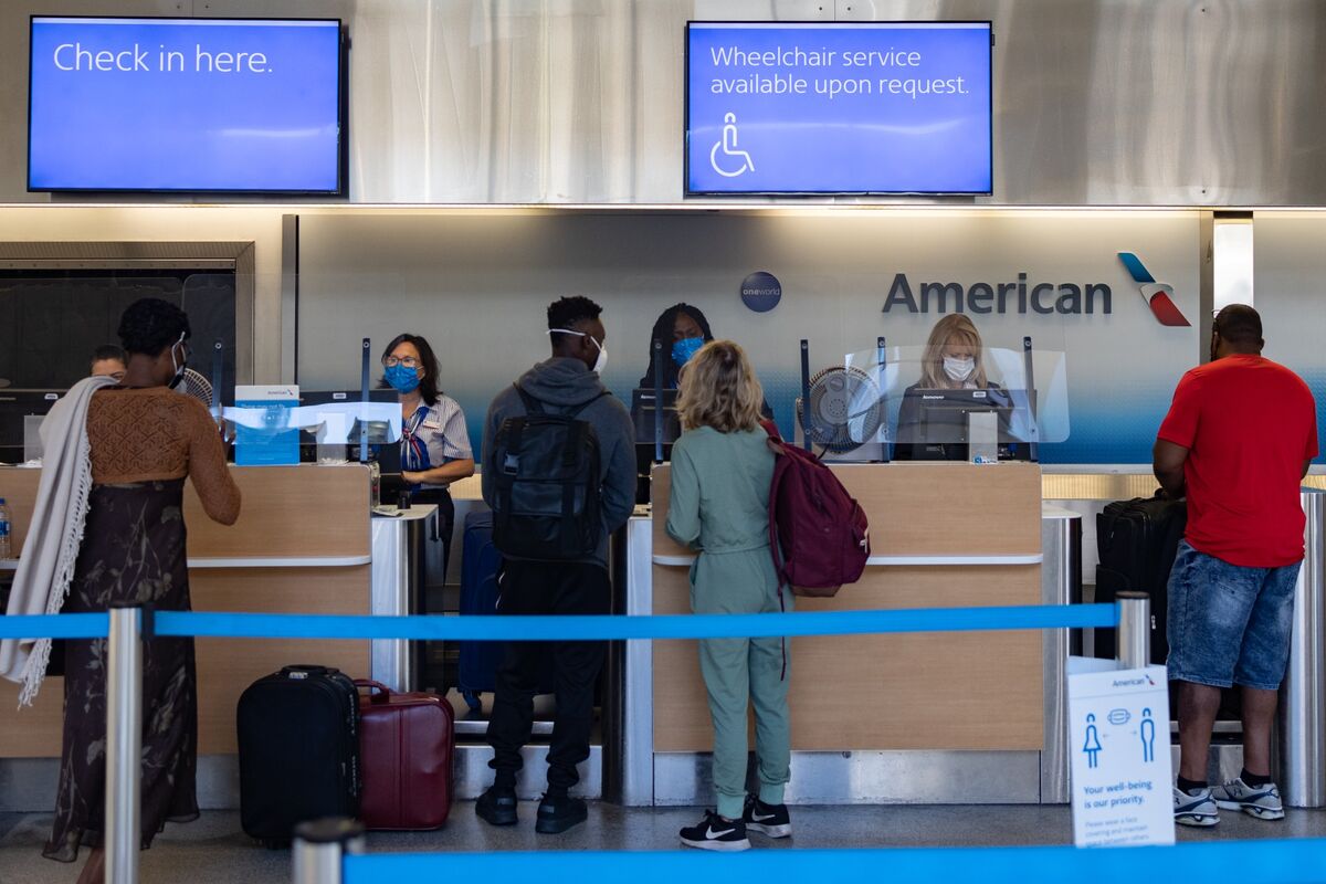 American Airlines Offers $1,000 Bounties to Avert Holiday Staffing ...