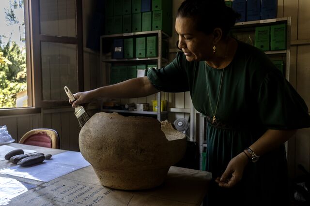 Antonia Barbosa manuseia peças de cerâmica encontradas em sítios de geoglifos em um depósito de madeira em um parque em Rio Branco, estado do Acre.