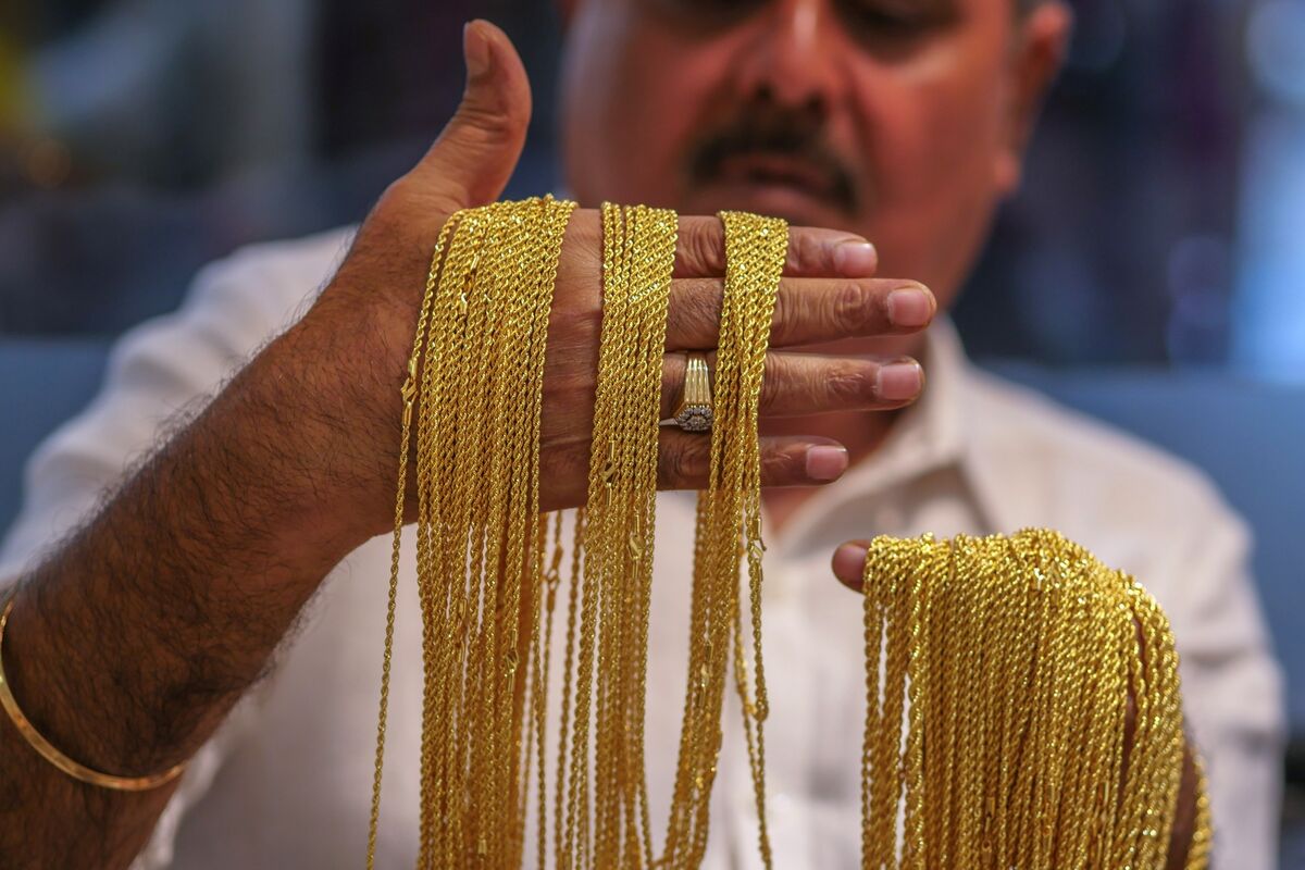 A Naked Short on Gold in a Country That Loves Glitter