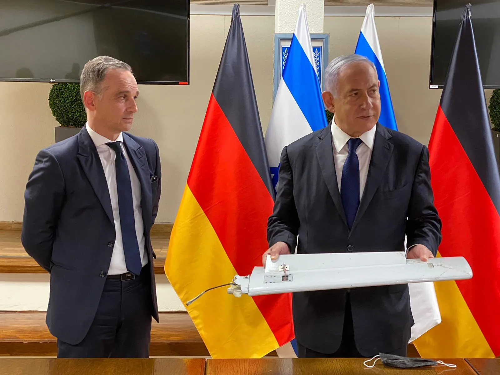 Benjamin Netanyahu, right, holds what he described as part of the unmanned aircraft, alongside&nbsp;Heiko Maas, in Tel Aviv on May 20.