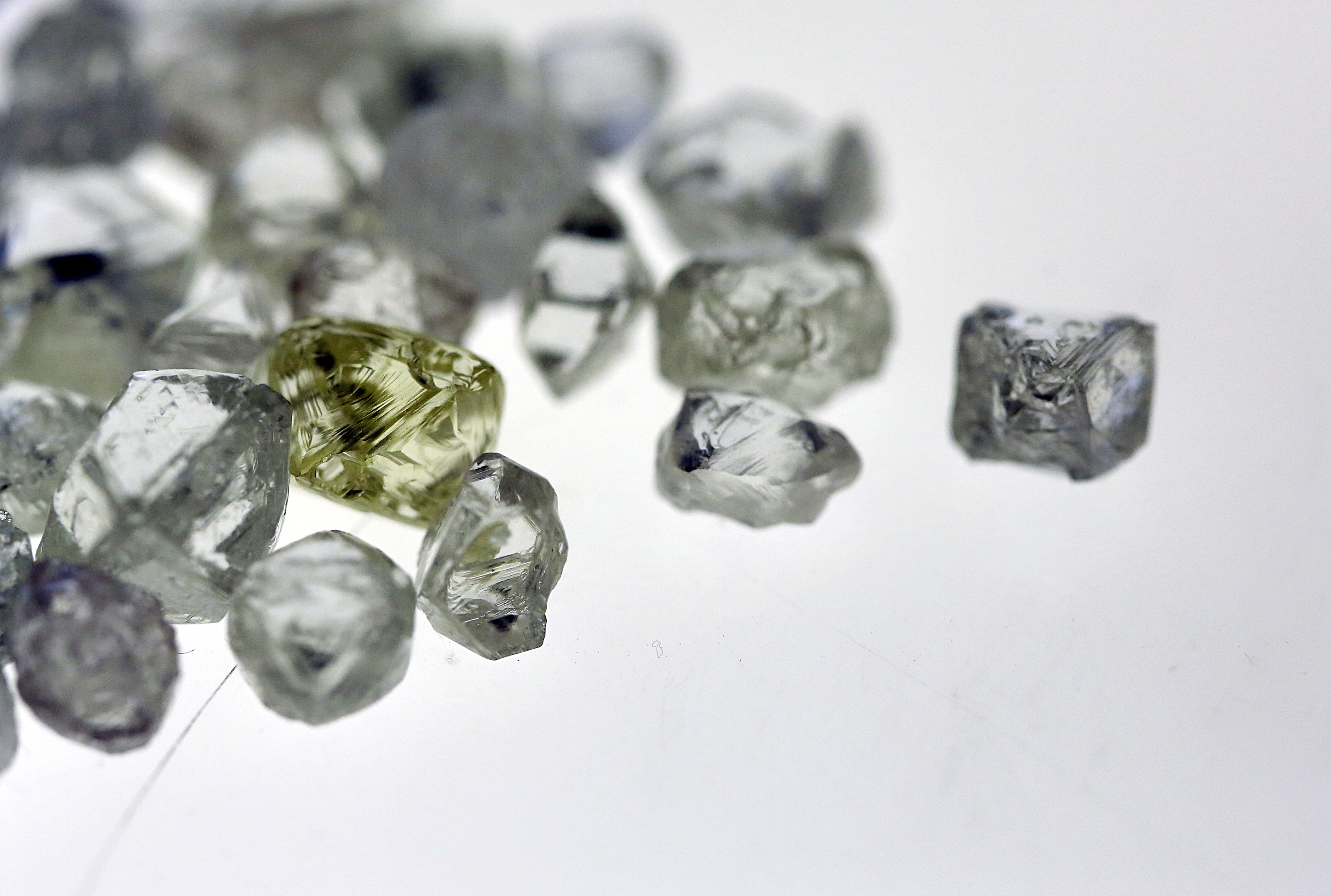 Diamond Miners Meet in Private to Discuss Fake Gems Issue - Bloomberg