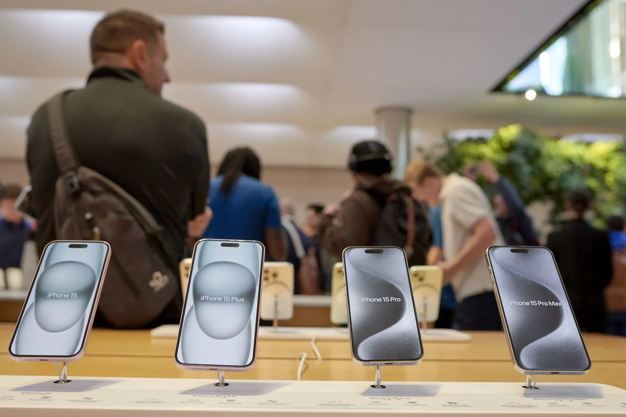 iPhone 15 smartphones&nbsp;at an Apple store in New York.