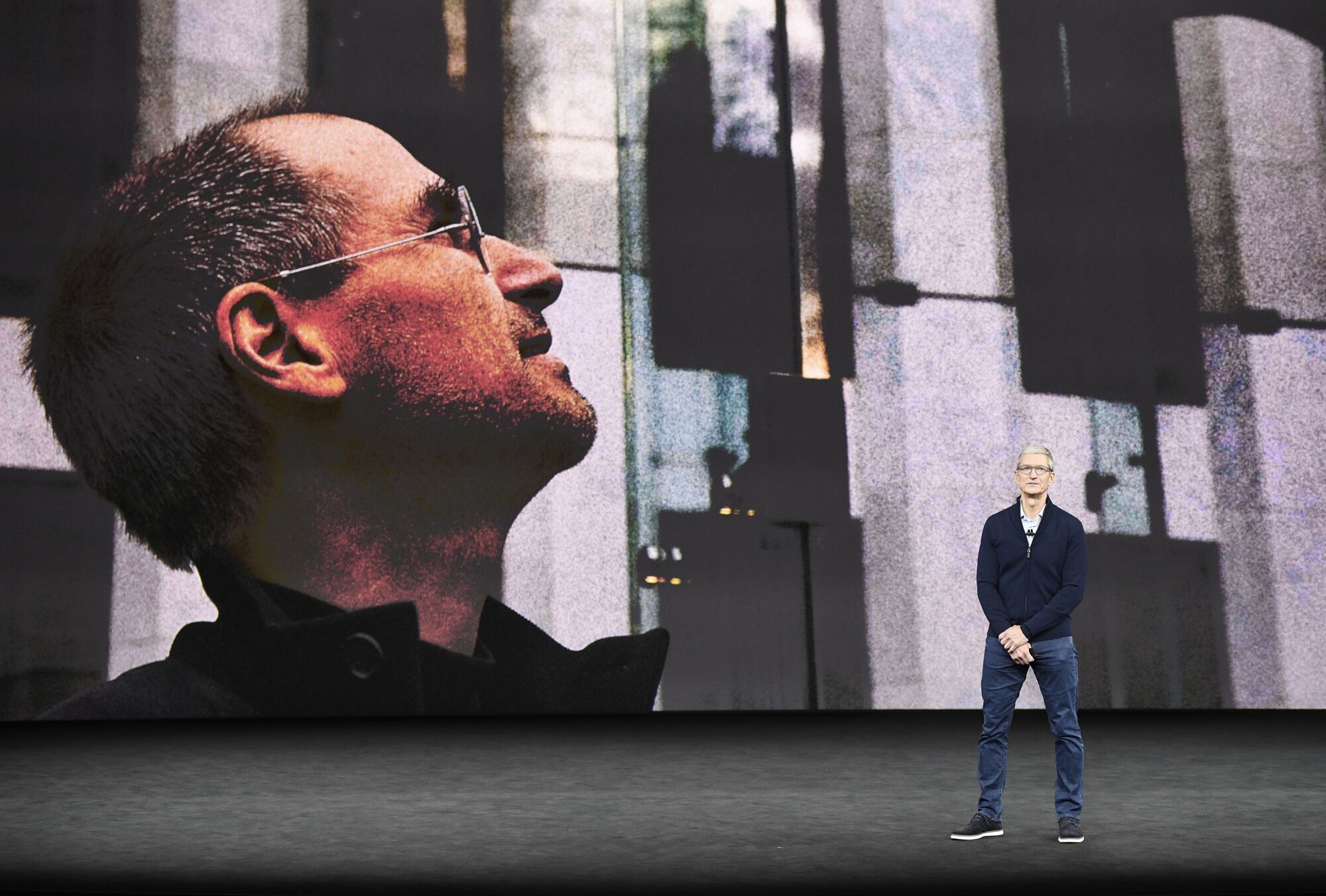 Who apple. Тим Кук покинет Apple. Steve jobs Theater. Steve jobs Theatre. Тим Кук в очках.
