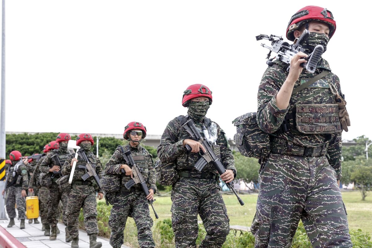 Taiwan Passes Bill to Fund Defense Spending, $340 Cash Handouts