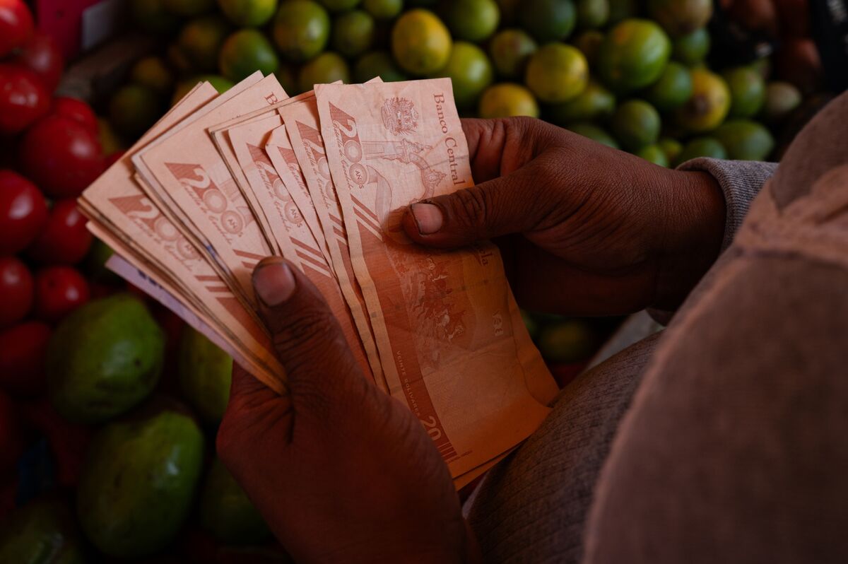 Venezuela’s Renewed Dollar Auctions Too Tepid to Fortify Bolivar Venezuela’s Renewed Dollar Auctions Too Tepid to Fortify Bolivar