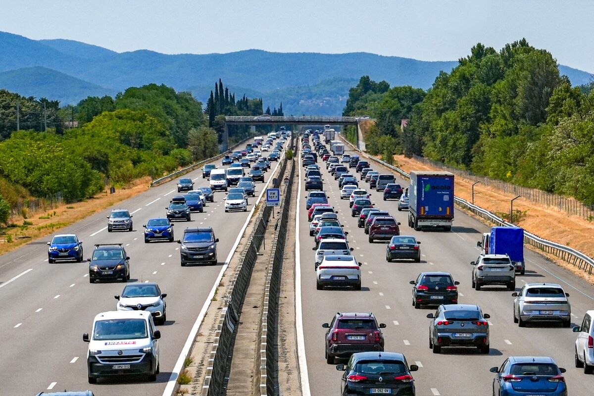 EU Carmakers Set to Win 2035 Emissions Reprieve in Lawmaker Deal