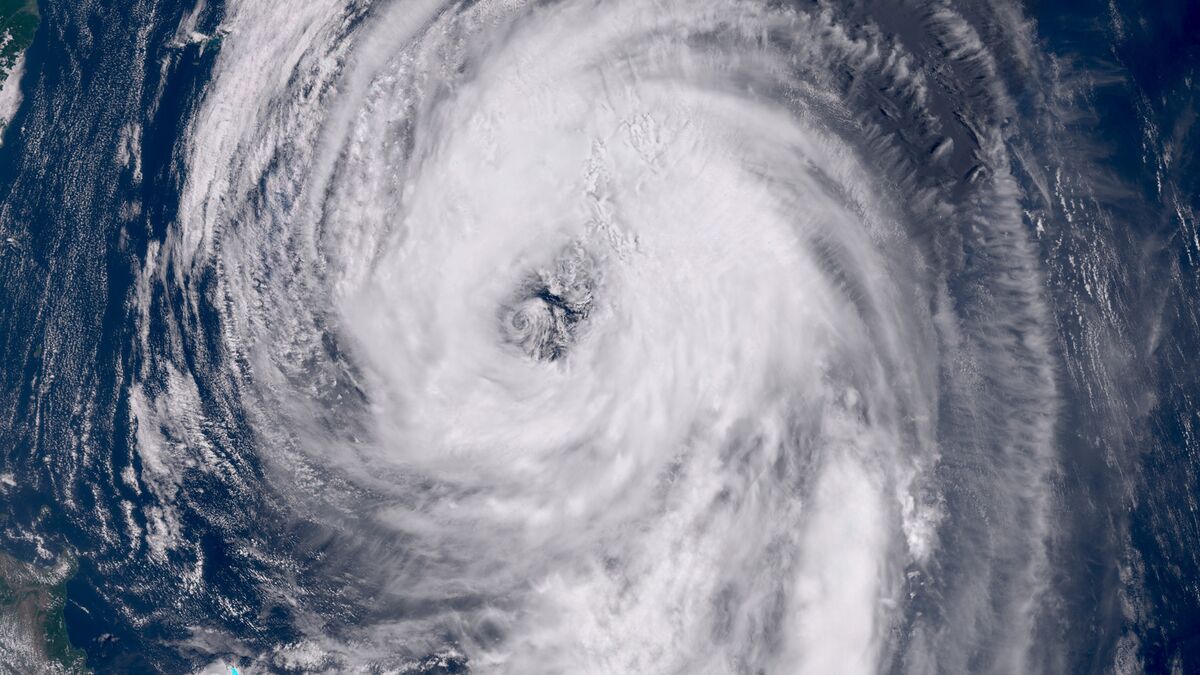 Hundreds of Flights Halted as Typhoon Jangmi Nears Tokyo