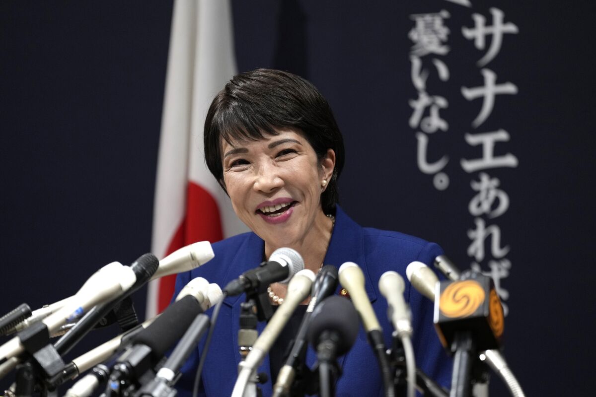 ブルームバーグのニュース記事「日経平均の年末目標引き上げ相次ぐ、「サナエノミクス」期待で強気」の画像