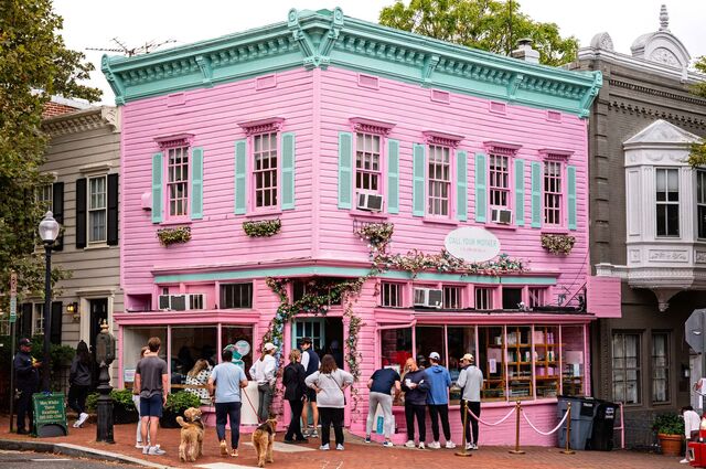 Lining up for bagels at Call Your Mother.
