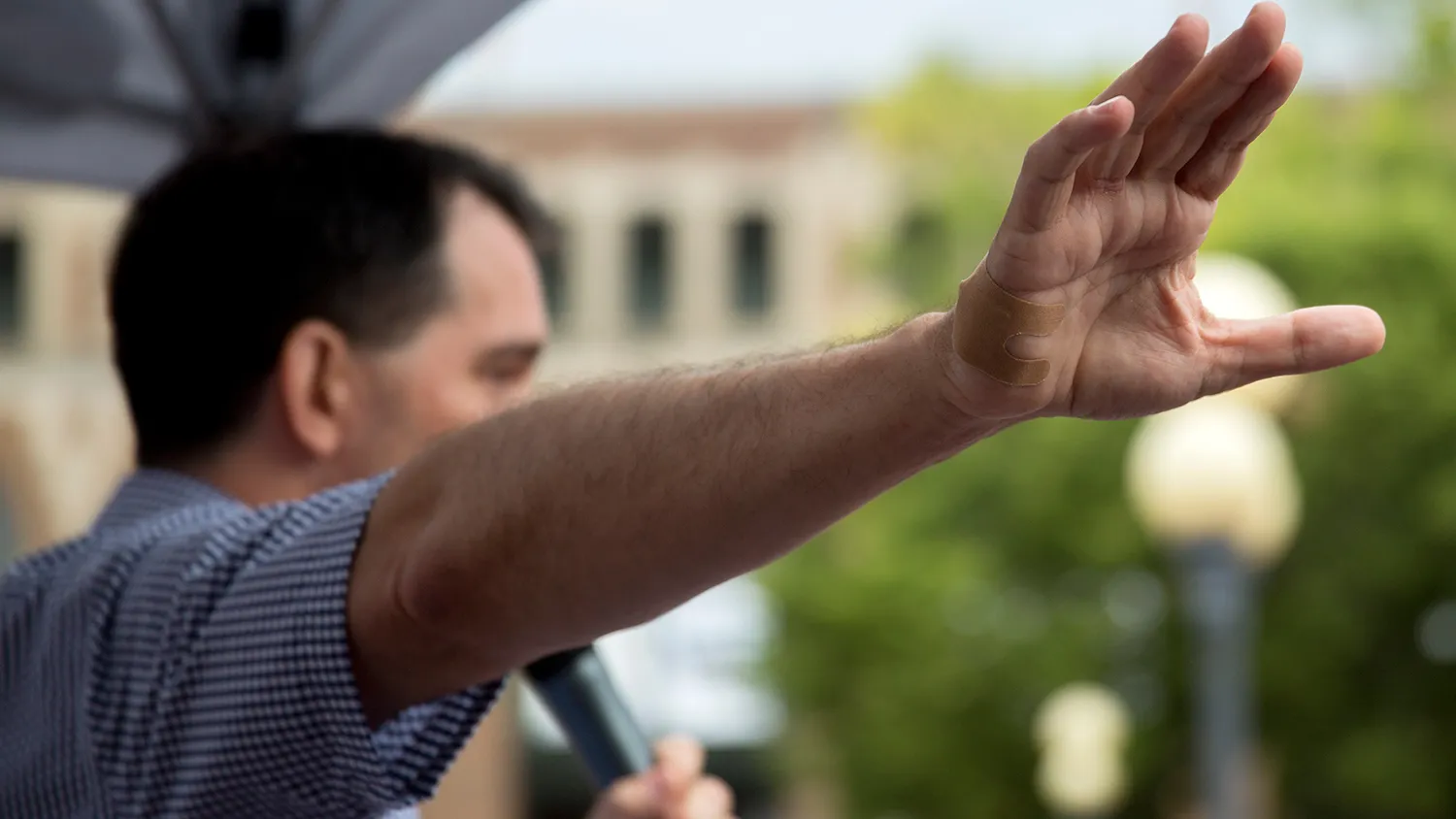 Scott Walker, governor of Wisconsin and 2016 Republican presidential candidate, speaks to attendees at the Iowa State Fair Soapbox in Des Moines, Iowa, U.S., on Monday, Aug. 17, 2015.
