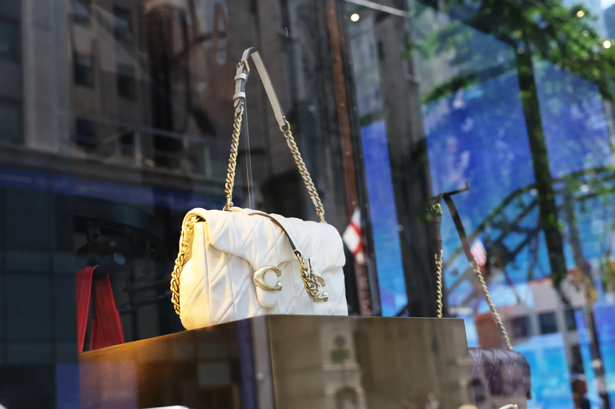 タペストリー、通期の業績見通しを引き上げ－コーチの販売好調 - Bloomberg